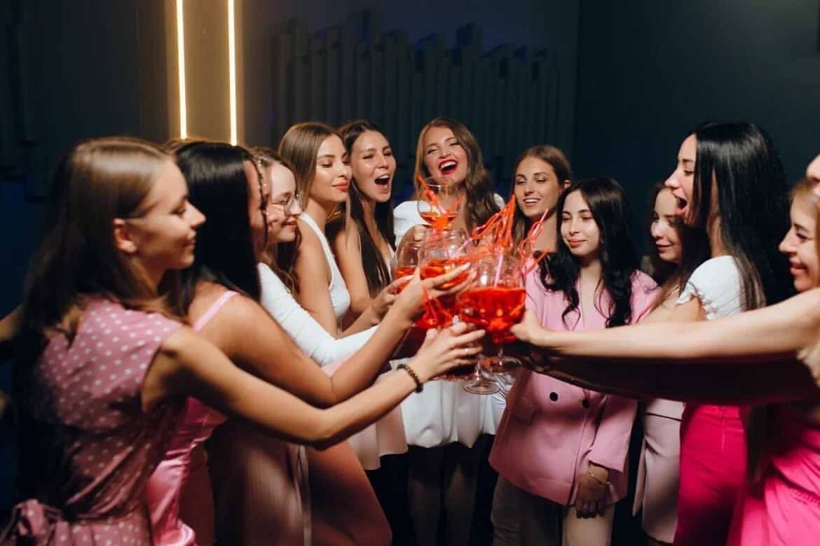 Компания гостей в VIP-зале МУН